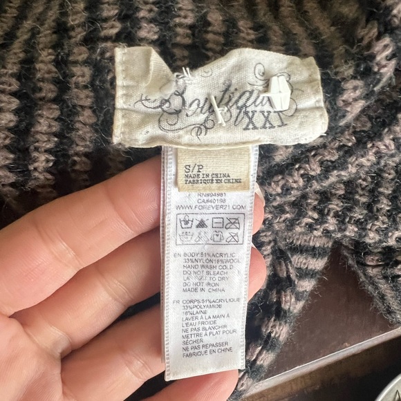 Asymmetrical Striped Cardigan Sweater with Pockets - Picture 7 of 8